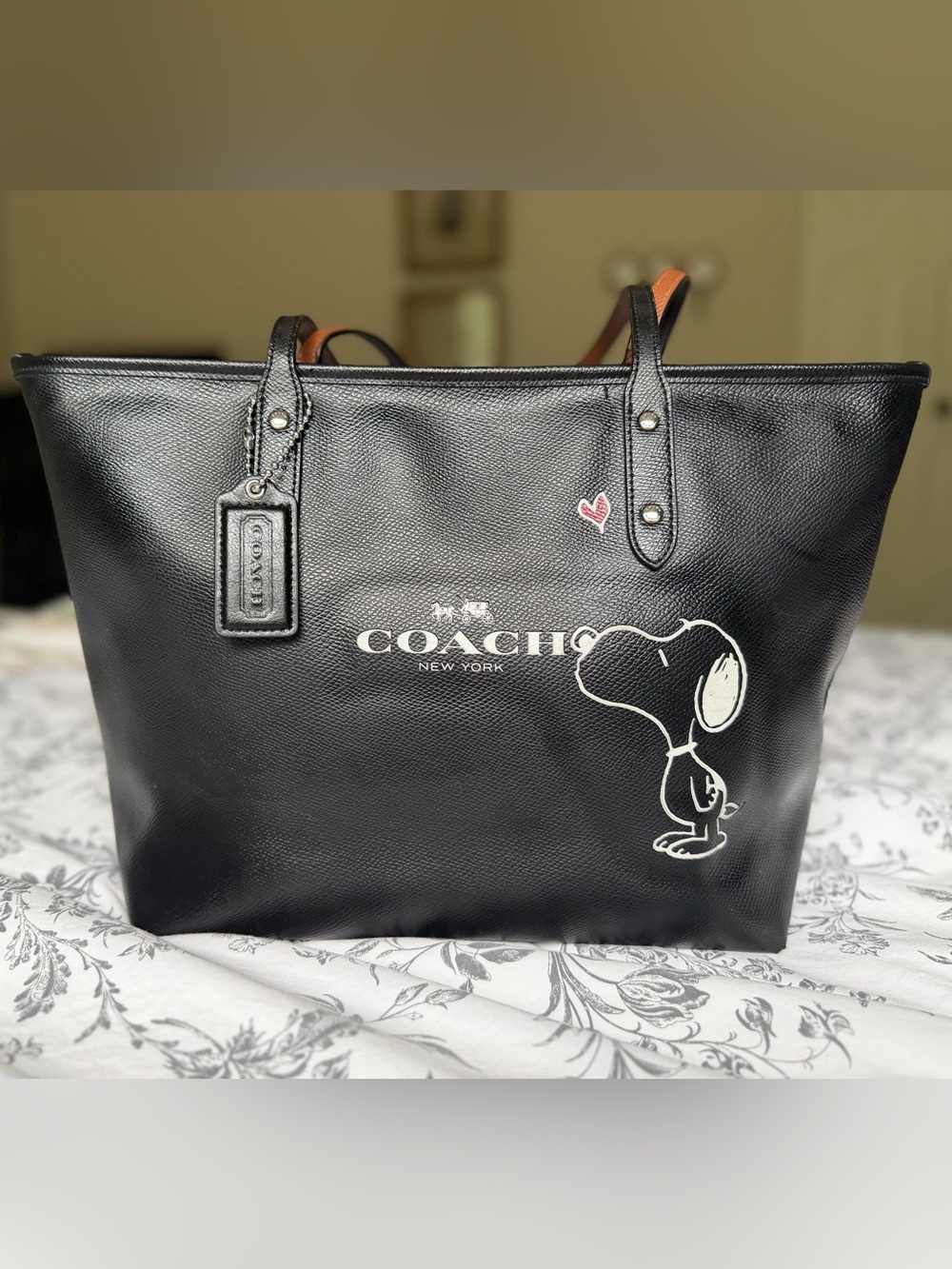 Coach X Peanuts Snoopy Kiss Leather City Tote 💋 🔒